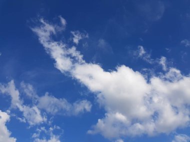 Gökyüzü mavi arka plan ve güzel bulutlar açık bir günde.