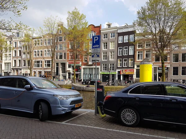 Elektrikli araç şarj istasyonu Uygun ve hızlı yol kenarı 04-14-2016 / Amsterdam, Hollanda