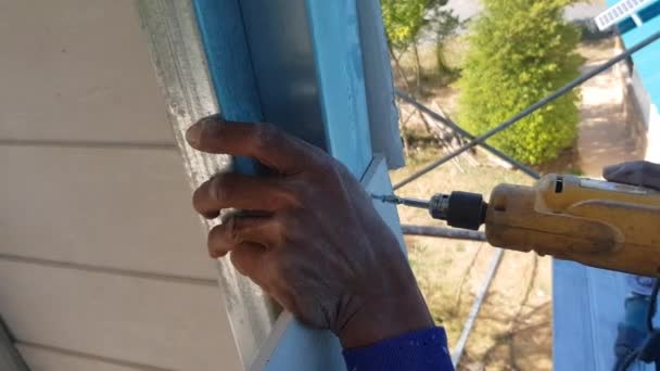 Seorang Tukang Kayu Menggunakan Bor Untuk Menembak Sekrup — Stok Video
