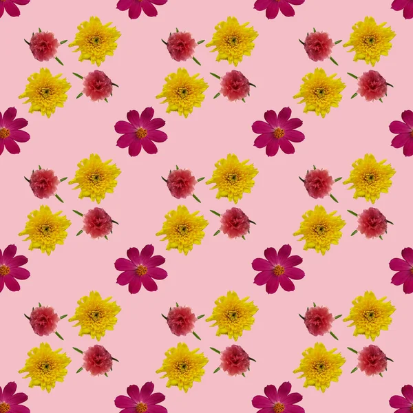粉色和黄色的花交替放置在漂亮的彩色背景上 — 图库照片