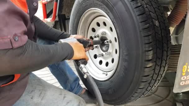 Changer Roues Pneus Voiture Saisonniers Par Des Techniciens Qualifiés Bangkok — Video