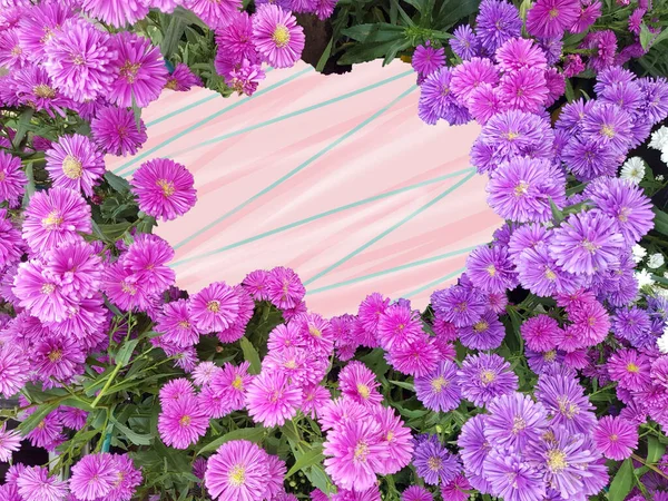 漂亮的粉色紫色花朵背景图片 中间空着一张留言卡 — 图库照片