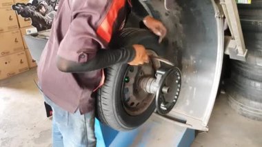 Yolda araba sürerken tekerlekleri dengeleme süreci. Modern araçlarla, Bangkok, Tayland: 01-05-2021