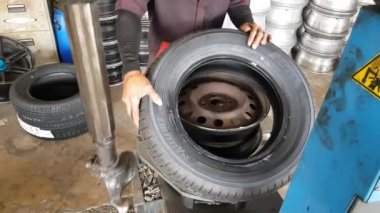 Lastiği modern aletlerle değiştir. Kullanışlı ve hızlı. Bangkok, Tayland: 01-05-2021