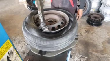 Modern aletlerle bir araba lastiğinin nasıl çıkarılacağını. Bangkok, Tayland: 01-05-2021