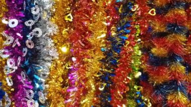 Güzel çok renkli süsler Noel ve Yeni Yıl gibi önemli festivaller için evinizi süsleyin..