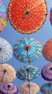 Koridorlara çeşitli renkli şemsiyeler asıldı..