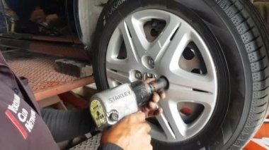 Hızlı bir araç kullanarak lastiği değiştir. Bangkok, Tayland: 01-05-2021
