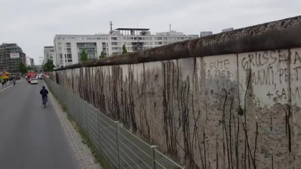 Autobus Pasażerski Prowadzi Turystów Mur Berliński Berlin Niemcy 2019 — Wideo stockowe