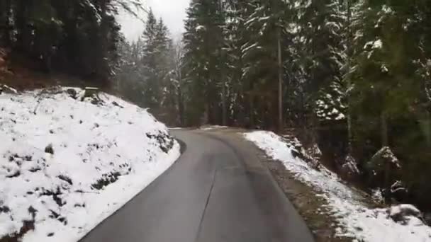 Weg vom Schloss Neuschwanstein mit Bussen, im Winter schneit es.