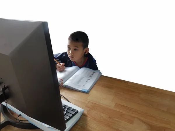 Evde online okuyan öğrenciler, kitapları bulanıklaştırıyorlar. Sosyal uzaklık covit-19 'un yayılmasını engelliyor.