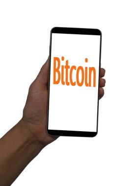 Telefonu tutan kişi. Ekranda beyaz arka planda Bitcoin kelimesi var..