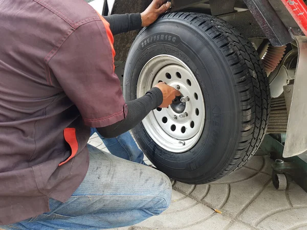 Verfahren Zur Überprüfung Der Fahrwerksbedingungen Reifen Vorbereitung Vor Der Reise — Stockfoto