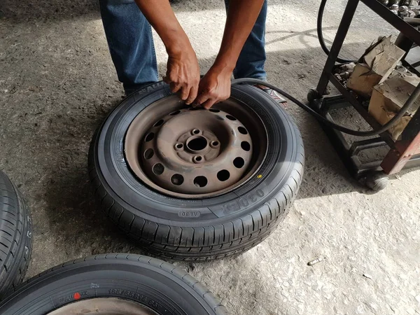 Verfahren Zur Überprüfung Der Fahrwerksbedingungen Reifen Vorbereitung Vor Der Reise — Stockfoto
