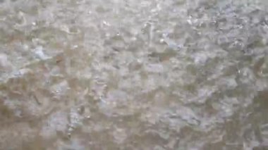 Beton zemine yağmur yağıyor, su ve biraz dalga var..