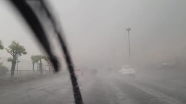 Şiddetli yağmurlu bir günde bir yolculuk. Tayland 'da trafik disiplini olduğunu söyleyen bir tabela var. Bangkok, Tayland. 02-09-2021