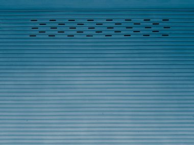 Eski mavi yuvarlanmış çelikten yapılmış bina kapısı..