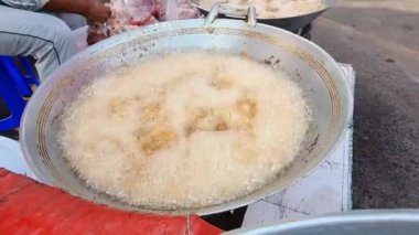 Tayland 'da sokak yemeği tezgahları hazırlanmış tavuklar yerleştiriliyor. Kızgın yağda kızarmak için.
