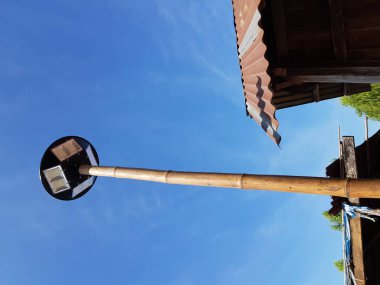 Lamba güneş enerjisi kullanıyor. Bambu gövdelerini sütun olarak kullanarak.