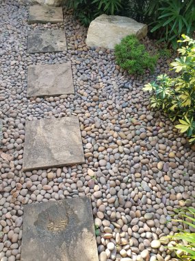 Asfalt tuğlalarla kaplı, düzgün düzenlenmiş, temiz ve güvenli..