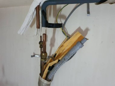 Yeni kurulum için eski klima borularının ve kabloların sökülmesi.