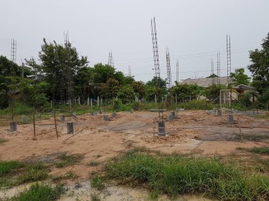 Güçlü bir bina inşa etmek için kazılara çukur kazmak.