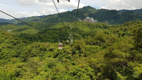 Maokong Gondala Tayvan 'daki manzaralı yerlerden fotoğraflara bak.