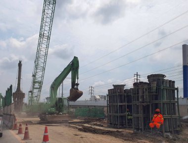 Trafik sıkışıklığı sorununu çözmek için yüksek bir köprü inşa edilmesi. Rama 2 Yolu, Bangkok, Tayland.