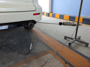 Araba ruhsatından önce yıllık araç denetimi egzoz borusunun siyah dumanını kontrol ederek..