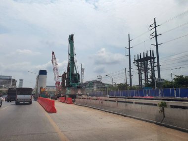 Trafik sıkışıklığı sorununu çözmek için yüksek bir köprü inşa edilmesi. Rama 2 Yolu, Bangkok, Tayland. 04-10-2021.