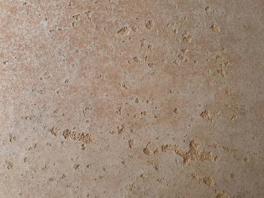 Kontrplaktan yapılmış eski masa yüzeyleri çürümeye ve iz bırakmaya başladı..