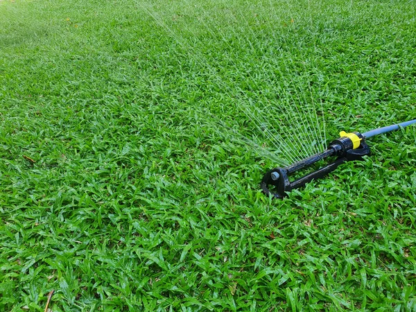 Bewässerung Des Rasens Mit Einer Wasserdruckdüse — Stockfoto