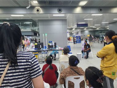Bang Sue Merkez İstasyonu 'nda COVID-19' a karşı aşı almak için seyahat eden çok sayıda insan Tayland Hükümeti 'nin Bangkok-Tayland-2021-07-27