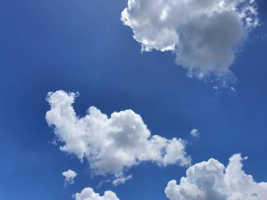 Gökyüzünün aydınlık olduğu bir günde gökyüzünde bulutlar yüzüyor..