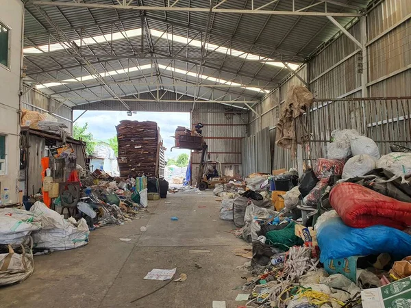 Pracownicy Sortują Odpady Recyklingu Łatwość Użycia Przetwarzaniu Ponownym Użyciu Pathum — Zdjęcie stockowe