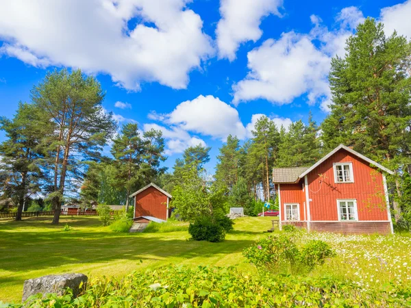 Casa de campo vermelha escandinava — Fotografia de Stock