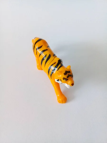 Plast Tiger Leksak Statyett Vit Bakgrund — Stockfoto
