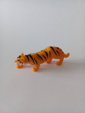 Beyaz arka planda plastik kaplan oyuncağı.