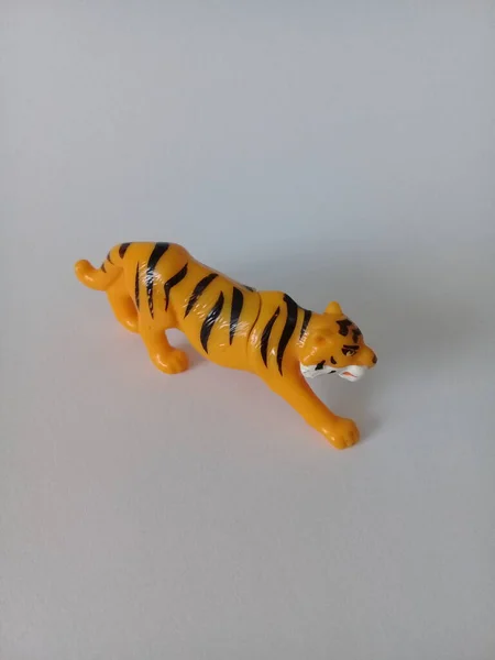 Plast Tiger Leksak Statyett Vit Bakgrund — Stockfoto