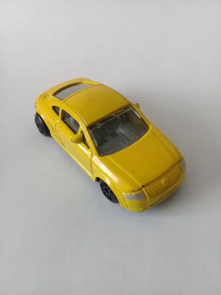 Modelo Metal Amarelo Carro Fundo Branco — Fotografia de Stock