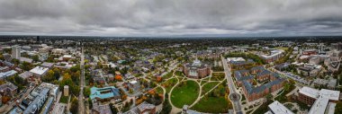 Lexington, Kentucky şehir merkezinin hava manzarası. Yüksek ofis binaları görüntünün sağ tarafında belli bir mesafede.