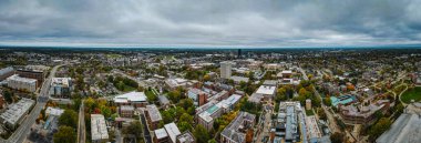 Lexington, Kentucky şehir merkezinin hava manzarası. Yüksek ofis binaları görüntünün sağ tarafında belli bir mesafede.