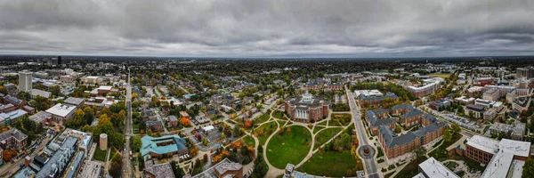 Lexington, Kentucky şehir merkezinin hava manzarası. Yüksek ofis binaları görüntünün sağ tarafında belli bir mesafede.