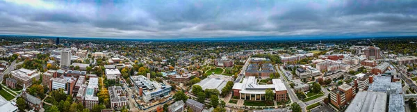 Lexington, Kentucky şehir merkezinin hava manzarası. Yüksek ofis binaları görüntünün sağ tarafında belli bir mesafede.