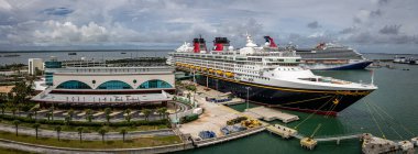 Rıhtım limanında bir yolcu gemisi.