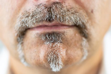 Bıyıklı ve sakallı bir adamın yakın çekimi.