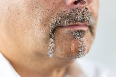 yakın plan - beyaz arka planda sakallı bir adamın bıyığı