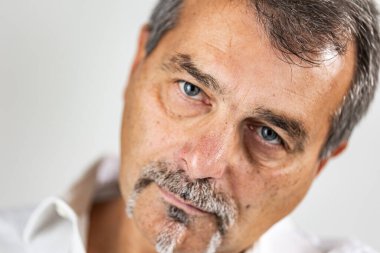 İç gözlem, duygu, erkeklik, yaşlanma, yaşam tarzı, insan ifadesi ve editör portresi ile ilgili konular için ideal.