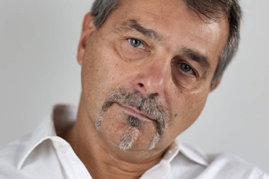 Sakallı kıdemli işadamının yakın çekimi.