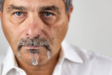 Son sınıf öğrencisine yakın dur.